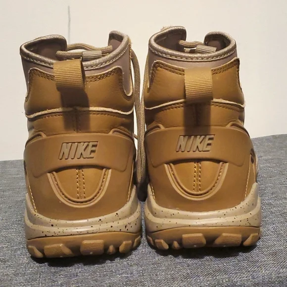 NIKE - Picture 2 of 6